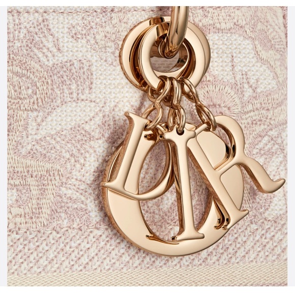 Dior MEDIUM LADY D-LITE BAG
Rose Des Vents Toile SOLD - Picture 2 of 16